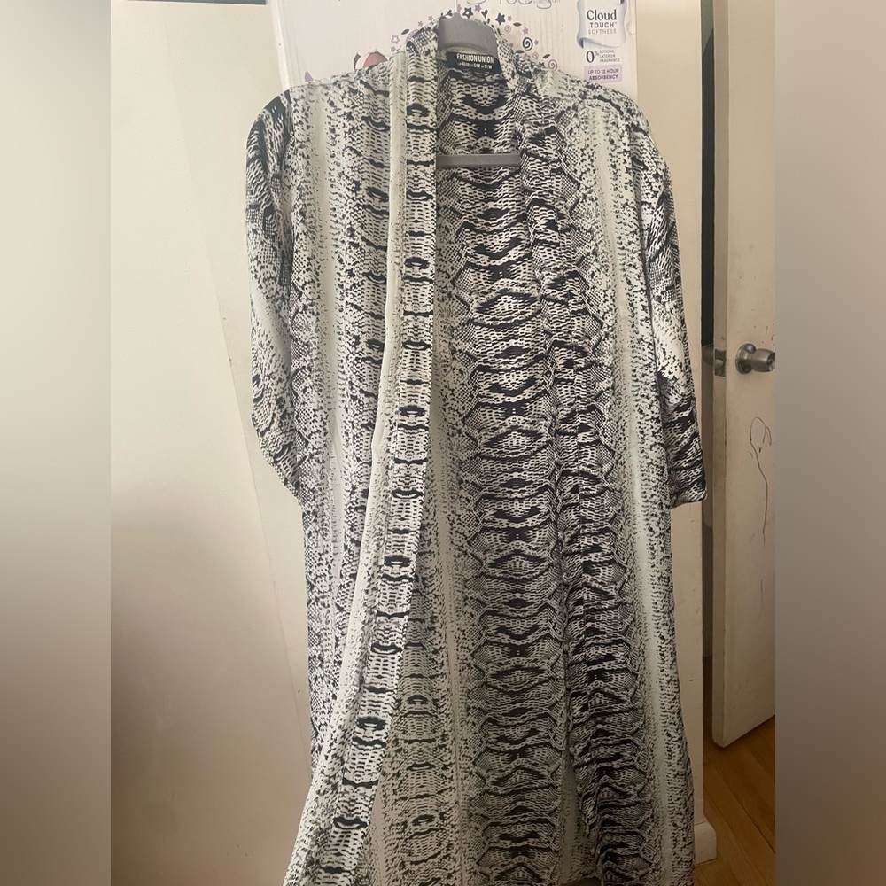 Fashion Union Black and White Reptile Print Robe